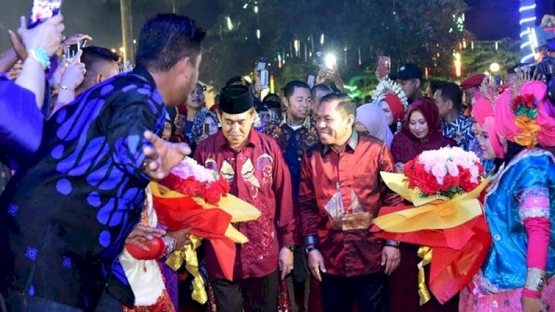 Bupati dan Wakil Bupati Sidrap, Dollah Mando-Mahmud Yusuf, dielu-elukan saat sampai di panggung acara syukuran, Sabtu malam (5/1/2019).