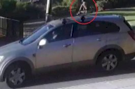 Astaga! Ibu Ini Berkendara Tanpa Sadar Balita-nya Ada di Atap Mobil