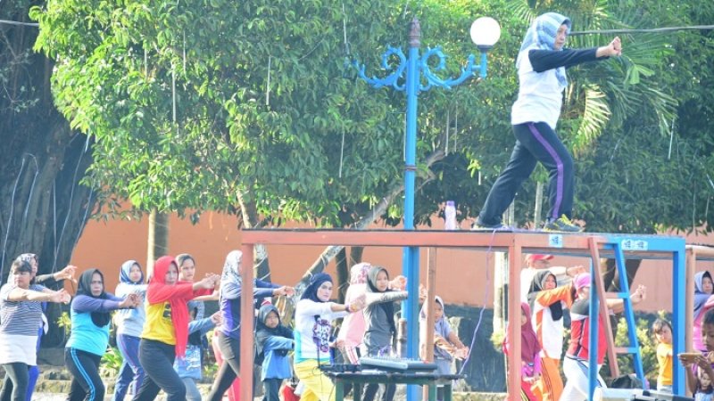 Ratusan warga mengikuti senam kebugaran yang dilaksanakan di pelataran Monumen Ganggawa Sidrap, Minggu pagi (6/1/2019). 