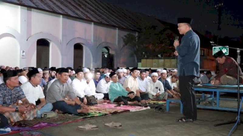 Suasana salat subuh berjemaah di PDAM Kota Makassar, Jl Ratulangi, Makassar, Minggu (6/1/2019). 