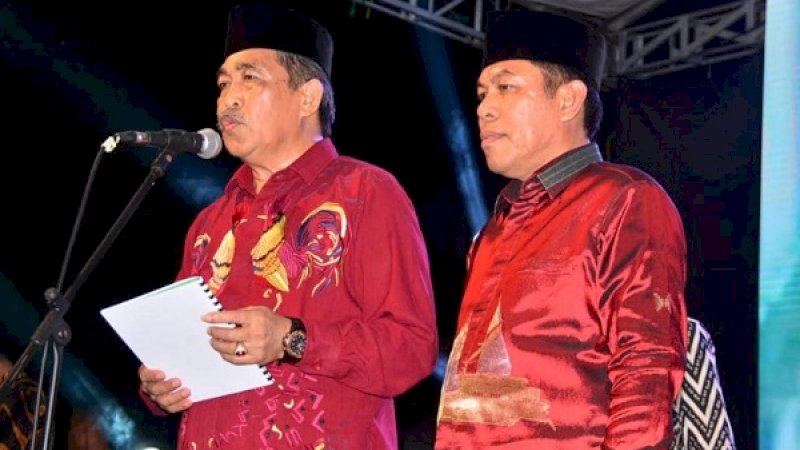 Bupati Sidrap, Dollah Mando dan Wakil Bupati Mahmud Yusuf, saat memberi sambutan pada Pesta Rakyat di Sidrap, malam tadi.