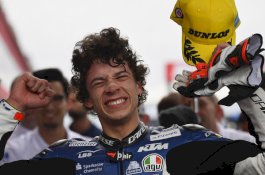 Disebut Sangat Mirip Valentino Rossi, Siapa Sih Marco Bezzecchi?