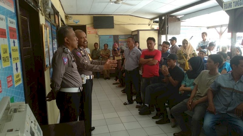 Pagi-pagi Kasat Lantas Polres Bone yang baru AKP Muhammad Thamrin menyapa ratusan peserta uji SIM di Mapolres Bone, Jalan Yos Sudarso Watampone, Senin (7/1/2018).