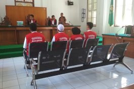 Hakim Juga Manusia Biasa, Sidang Bos Abu Tours Ditunda
