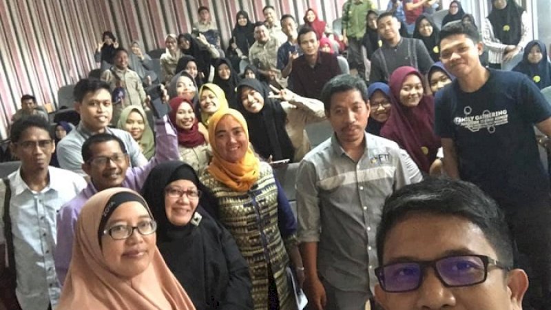 Dekat FTI UMI, Zakir Sabara (kanan)