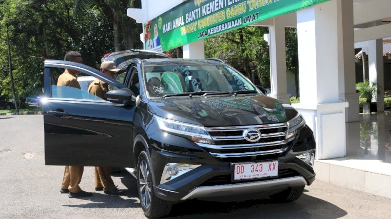 Bupati Barru Serahkan Randis Baru ke Camat