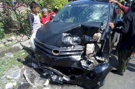 Mobil dan Motor Bertabrakan di Depan Rumah Kades Batukaropa Bulukumba