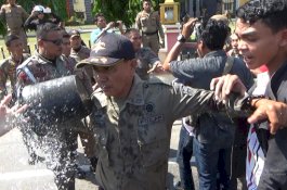 Demo Pemalsuan Tanda Tangan, Aktivis dan Satpol PP Rebutan Ember