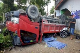 Terbalik di Depan Kios Warga, Penumpang Truk Cuma Luka Gores
