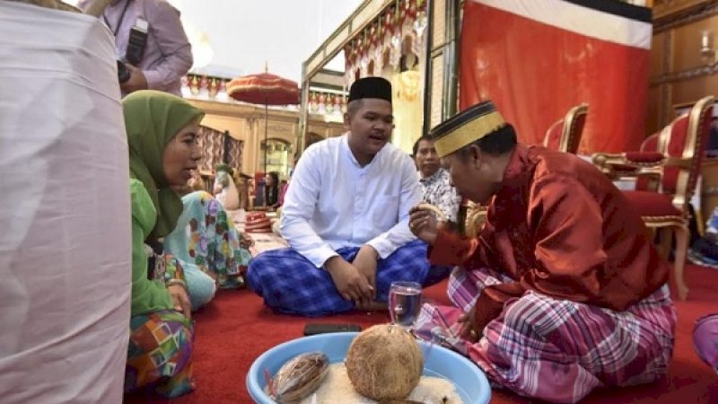 Acara ma'gentung menandai prosesi awal pernikahan putra Nurdin Abdullah.