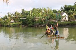 Jembatan Tersapu Banjir, Warga Soreang Barru Kehilangan Akses Jalan Utama