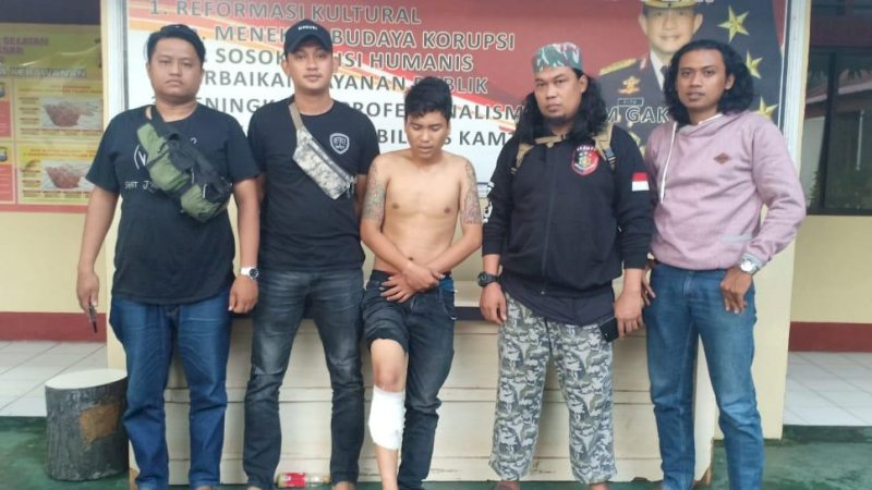 Muh. Ridwan (tidak pakai baju) saat diamankan anggota Resmob Polsek Panakkukang. Ist