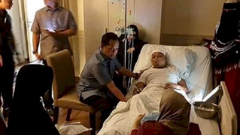 Kapolri Jenderal Tito Karnavian menjenguk Ustaz Arifin Ilham di RSCM Jakarta.