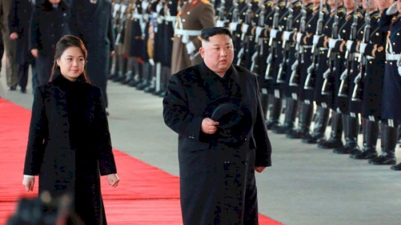 Kim Jong-un dan istrinya Ri Sol-ju di Stasiun Pyongyang di Pyongyang, Korea Utara. (AP)