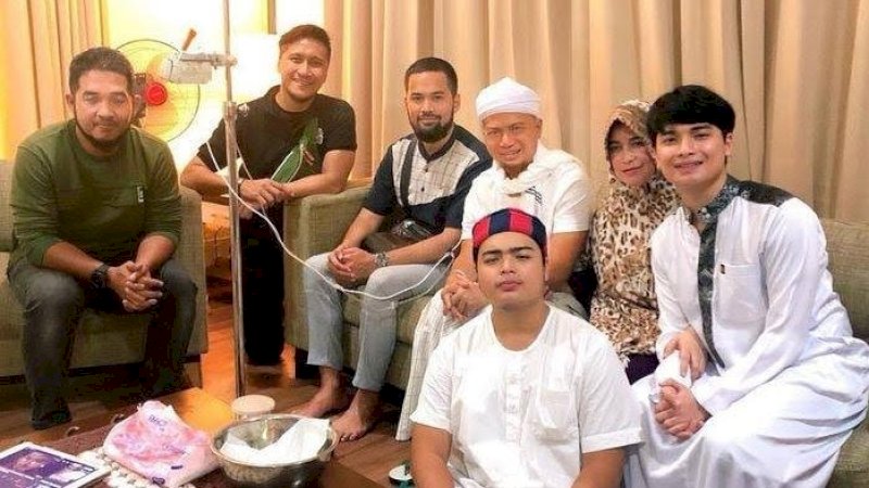 Beberapa artis menjenguk Ustaz Arifin Ilham.