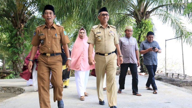 Bupati Luwu Timur, HM Thorig Husler meresmikan objek wisata pantai di Desa Balo-Balo, Kecamatan Wotu, Selasa (8/1/2019). 