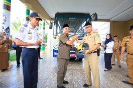 Bupati Lutim Serahkan 9 Unit Bus Sekolah