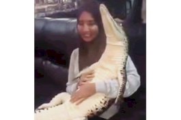 Perempuan di Malaysia Ini Jadi Viral Usai Peluk Buaya