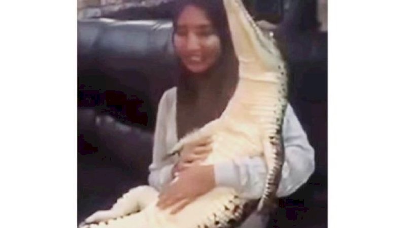 Perempuan di Malaysia Ini Jadi Viral Usai Peluk Buaya