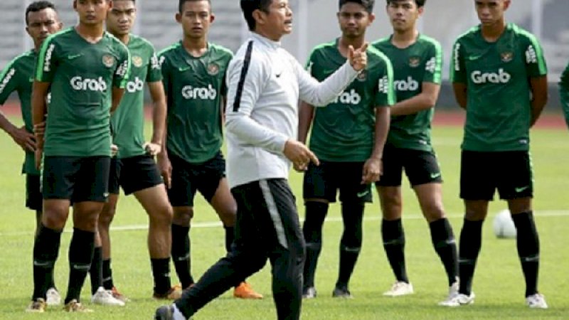 Indra Sjafri saat memimpin latihan timnya. (Foto: Detik.com)