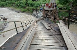 Jembatan Antar Kampung Putus, Warga Desa Harapan di Barru Terisolir