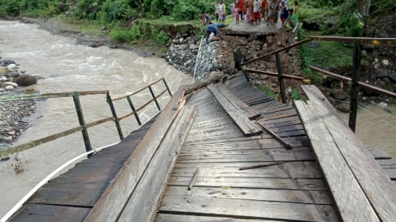 Jembatan Antar Kampung Putus, Warga Desa Harapan di Barru Terisolir