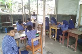 Butuh Bantuan, Gedung MTs Guppi Lisu Berlantai Tanah Berdinding Seng Bekas