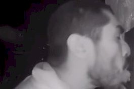 Tiga Jam Jilati Bel Pintu, Pria Ini Jadi Buronan Polisi