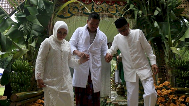 Nurdin Abdullah bersama istri Liestiaty Fachruddin Nurdin mendampingi Fathul Fauzy Nurdin.