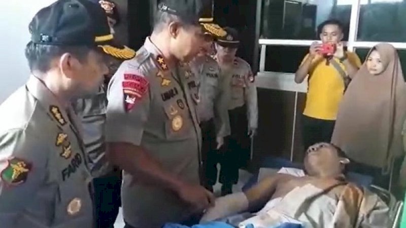 Kapolda Sulsel, Irjen Pol Umar Septono, saat menjenguk anggota yang sakit di ruang rawat inap RS Bhayangkara, Makassar.