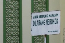 Orang yang Mulutnya Bau Bawang Dilarang Masuk Masjid, Bagaimana Perokok?