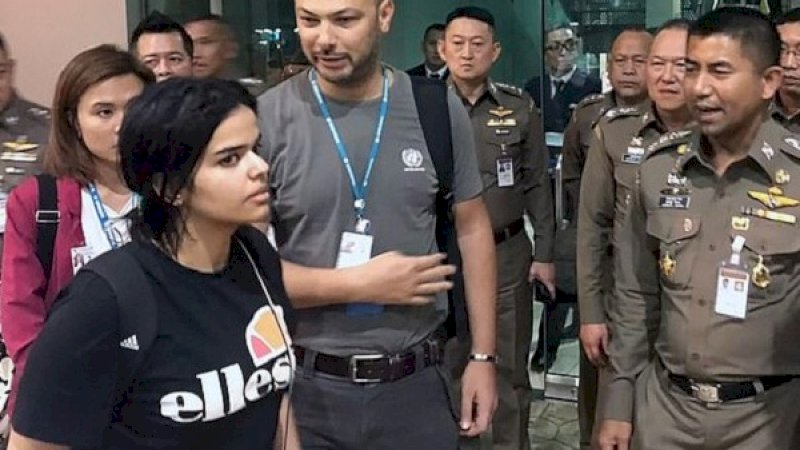 Rahaf Mohammed Alqunun bersama petugas dari UNHCR dan dan polisi Thailand.