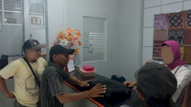 Sopir angkutan kampus 05 Unhas, jurusan Unhas-Veteran (baju hitam), mengembalikan laptop yang dicuri tukang hipnotis ke pemiliknya.