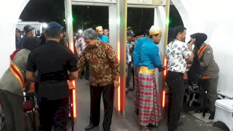 Para tamu harus melewati metal detector sebelum masuk ke lokasi Mappacci di Rujab Gubernur Sulsel, Rabu (9/1/2019).