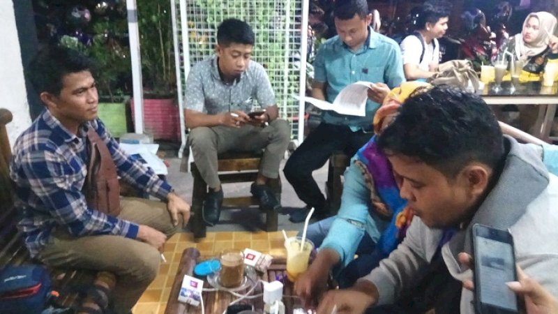 Kuasa hukum NS, Ardianto (kemeja biru kotak) saat jumpa pers di Warkop Zaky.