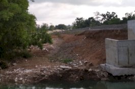Tanah Timbunan Rel Kereta Api Terkikis Pasca Banjir Barru