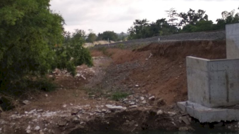 Tanah penopang rel kereta api di Barru ikut terkikis akibat banjir.