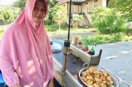 Berparas Cantik, Pedagang Siomay di Polman Ini Disapa Mbak Viral