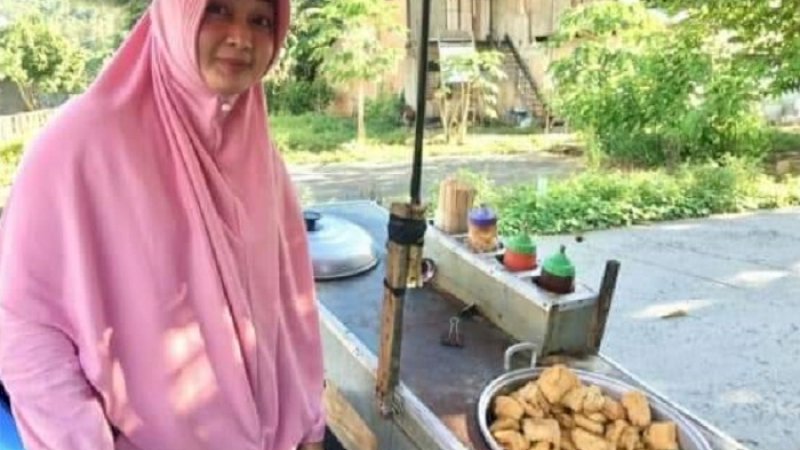 Pedagang siomay, Mbak Iis yang viral di media sosial.