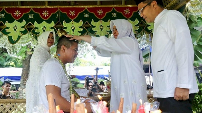 Danny Pomanto (kanan) saat menghadiri prosesi mappacci putra Gubernur Sulsel Nurdin Abdullah, Fathul Fauzy, Rabu (9/1/2019). 