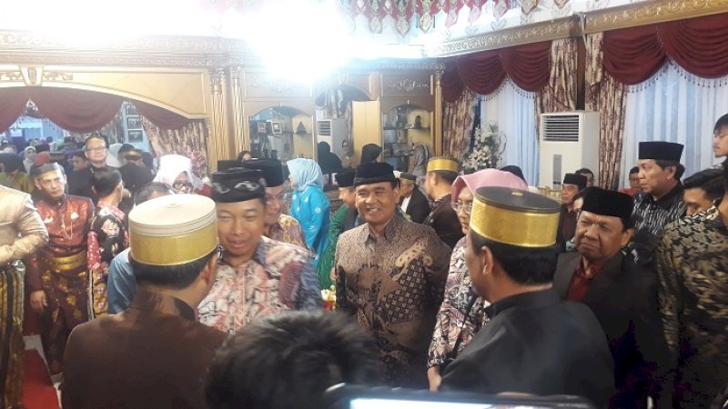 Kapolda Sulsel Irjen Pol Umar Septono berbincang dengan Nurdin Abdullah.