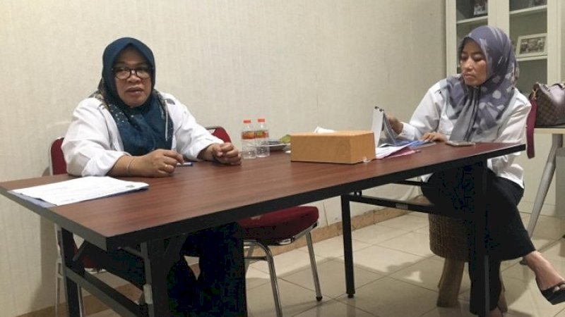 
Pelaksana tugas Kadis Pariwisata Makassar, Khamelia Thamrin Tantu (kiri).