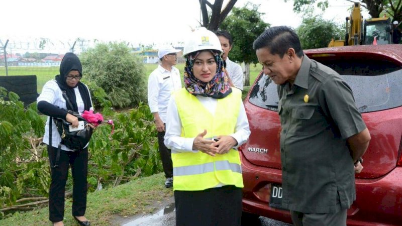 Bupati Luwu Utara Indah Putri Indriani saat meninjau pelebaran jalan Trans Sulawesi.