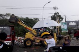 Sampah Menggunung di Kota Watampone, Pemadam Kebakaran Turun Tangan