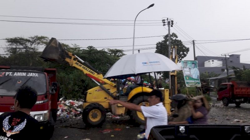 Suasana pembersihan sampah di Kota Watampone, Rabu (9/1/2019).