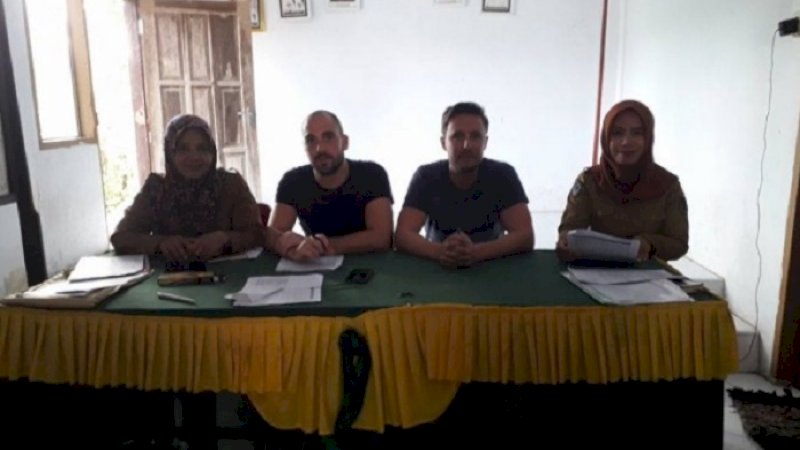 Dua mahasiswa S2 asal Belgia menyambangi Kabupaten Luwu Utara, Rabu (9/1/2019). Mereka meneliti sertifikasi kakao.