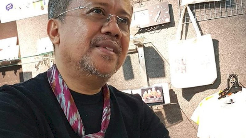 AM Iqbal Parewangi dengan dasi sutra.