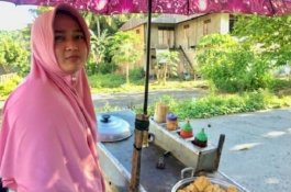 Sudah Bersuami, Siapa Sih Penjual Siomay Cantik yang Viral Itu?