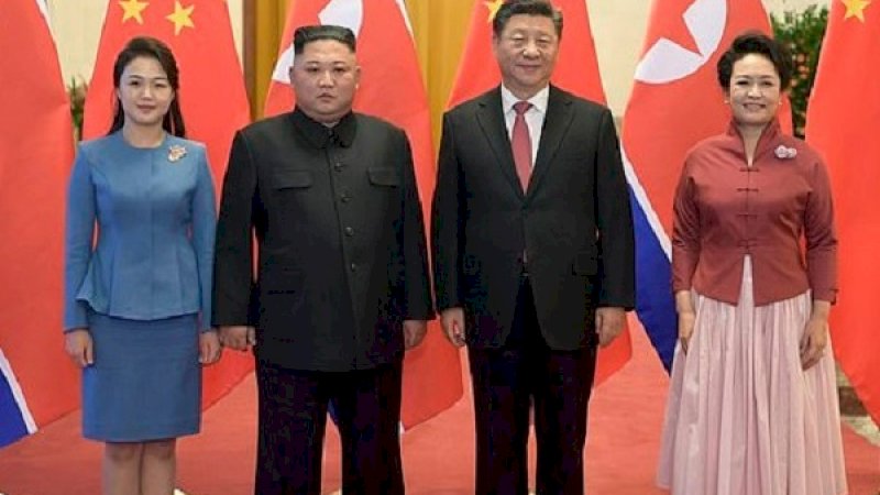 Kim Jong Un dan istrinya, berfoto bersama dengan Xi Jinping dan istri.