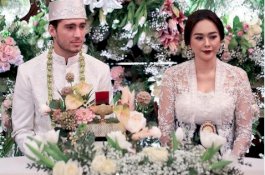 Suaminya Masuk Islam, Aura Kasih Hamil Anak Pertama